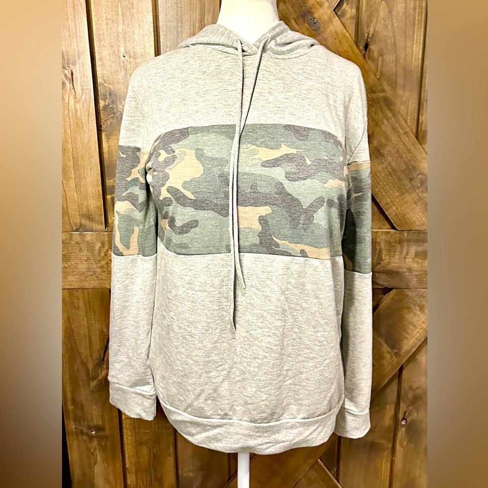 EUC 7th Ray Gray Cam Accent Hooded Long Sleeve Top